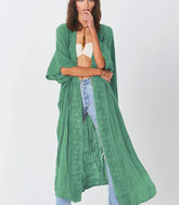 Kimono longo boho feminino em poliéster e algodão com detalhes em renda, estilo casual e sofisticado, ideal para combinações elegantes.